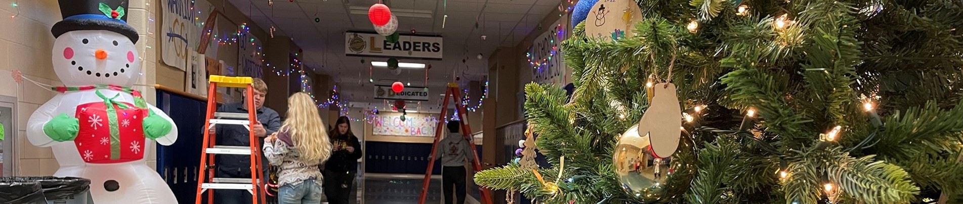 Student Council decorates for Christmas